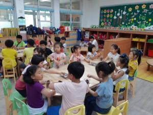 청양군 초등돌봄교실 학생에게 과일간식 제공