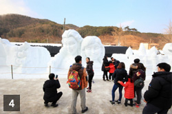 겨울왕국 캐릭터 앞 포토존에서 기념촬영중인 관광객들