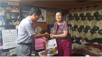 0822 기탁물품을 전달하고 있다