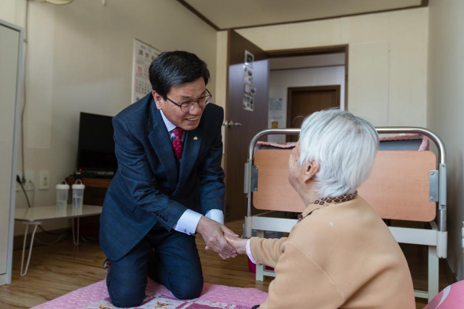 설맞이100세어르신및노인용양원방문_0005