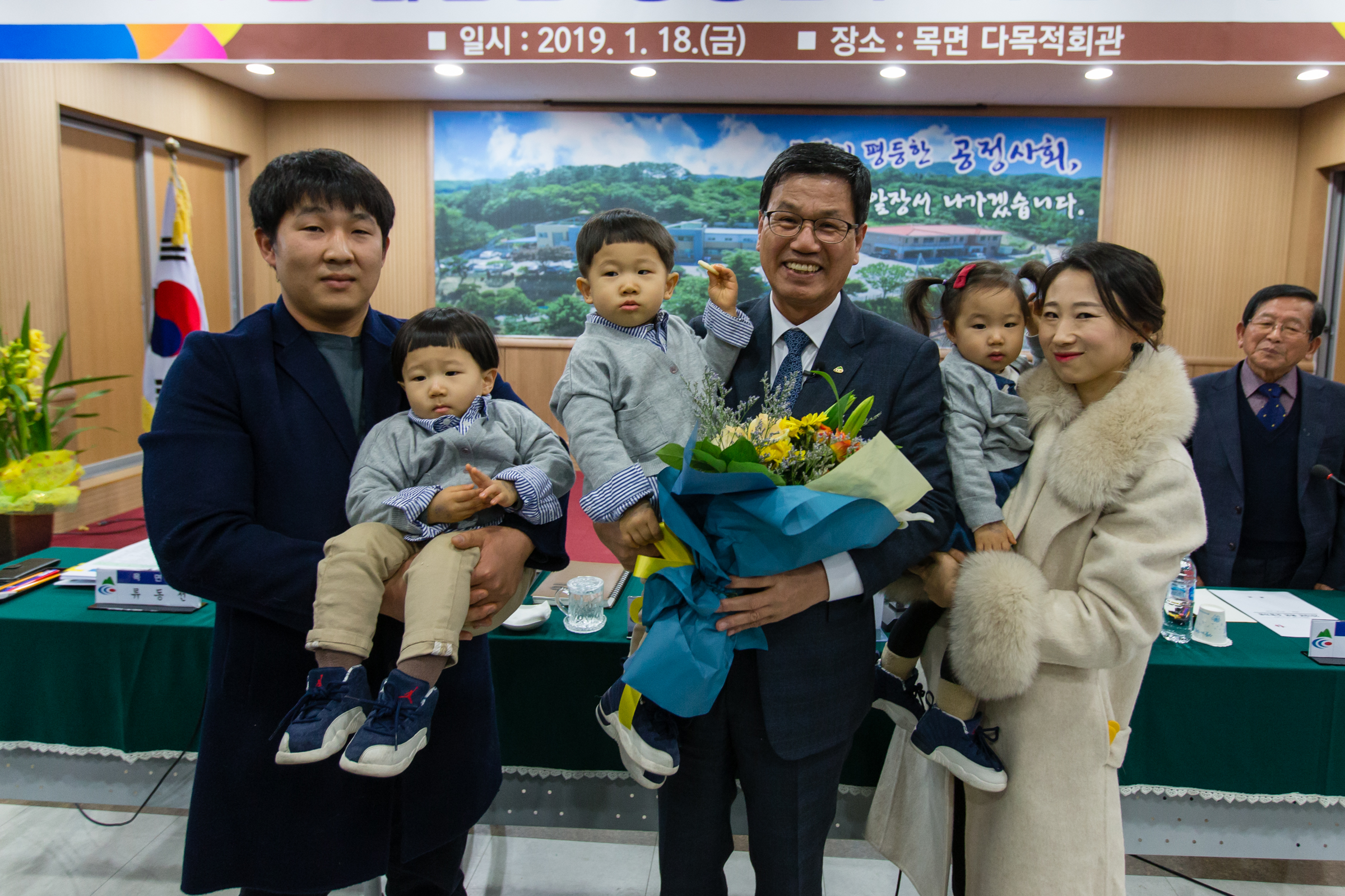 0122 목면순방 때 세쌍둥이의 환영 꽃다발을 받은 김돈곤 청양군수