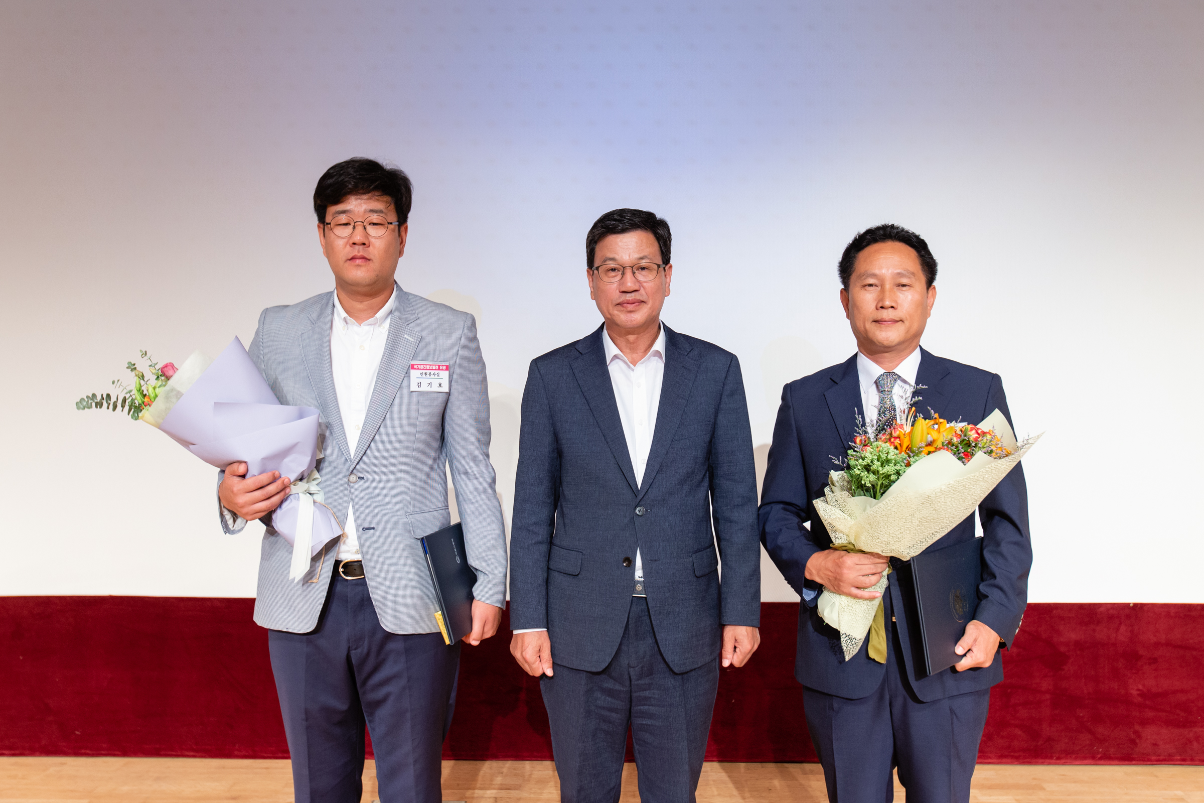 190905 청양 김수동씨, 모범공무원 표창수당 장학금 기부-사진 오른쪽