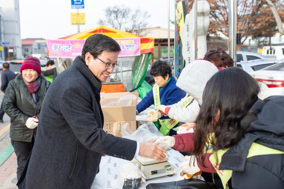 200117_여성농업인 떡 판매 격려_0001