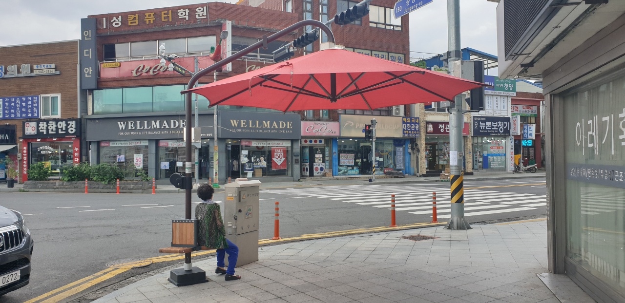 청양군, 그늘막쉼터 6곳에 ‘쉼표의자’ 설치.jpeg