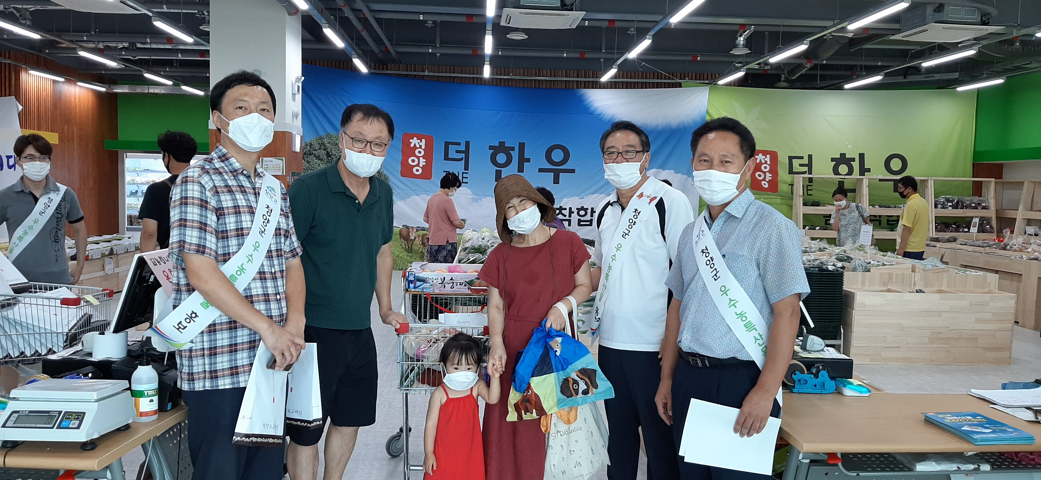 청양군 공직자들 유성 청양먹거리직매장 판촉행사