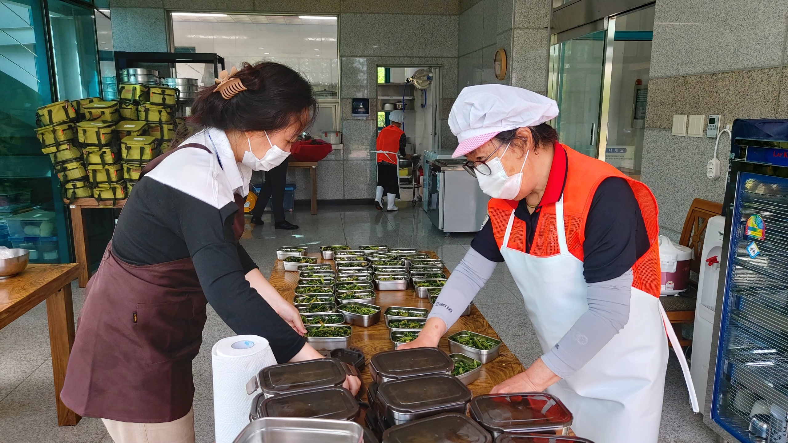 청양군, 지역사회 통합돌봄 범위 대폭 확대-영양보충식사 배달.jpeg