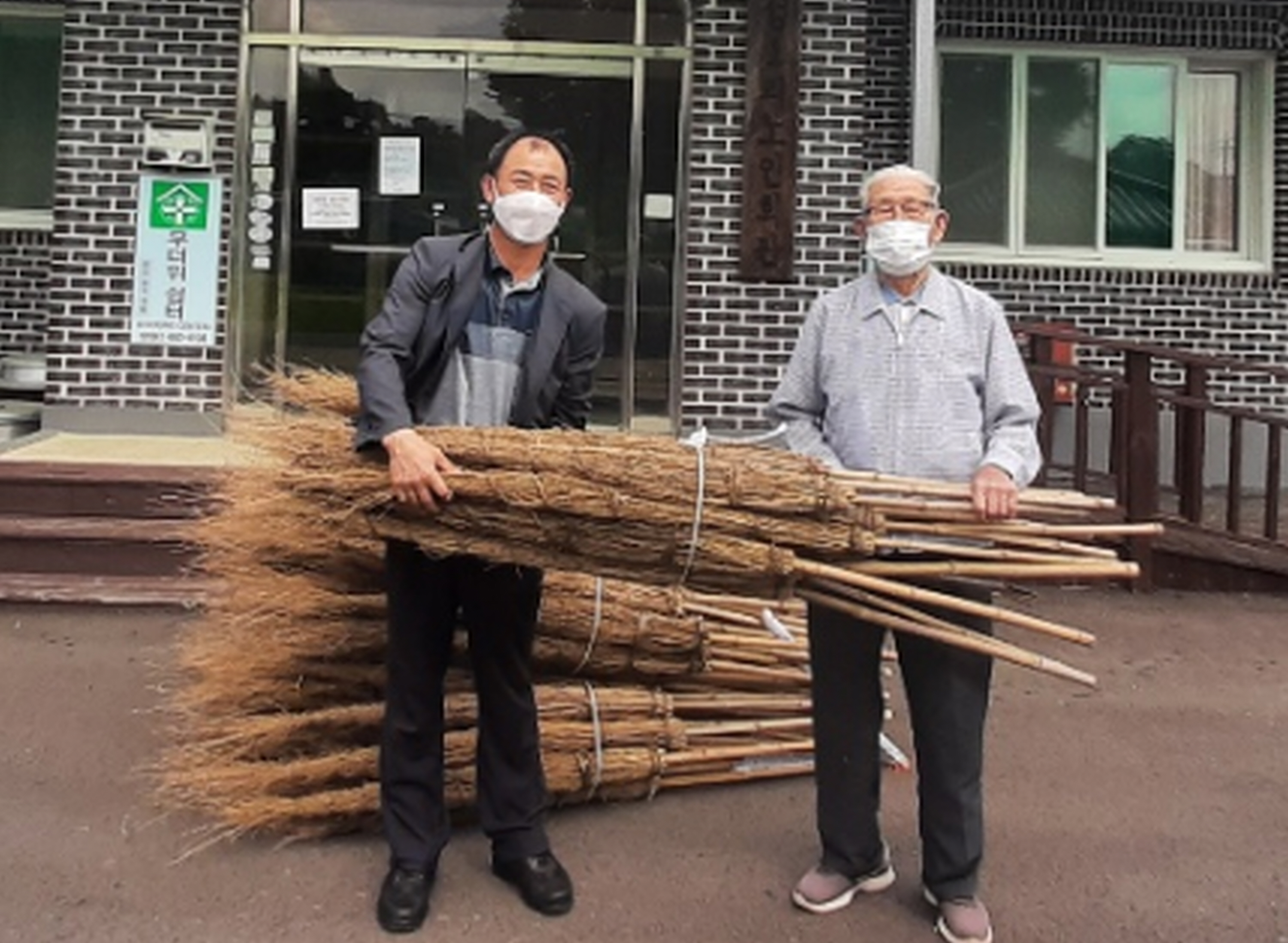 청양 정산면 조한복 옹 손수 만든 대비 200자루 기증2