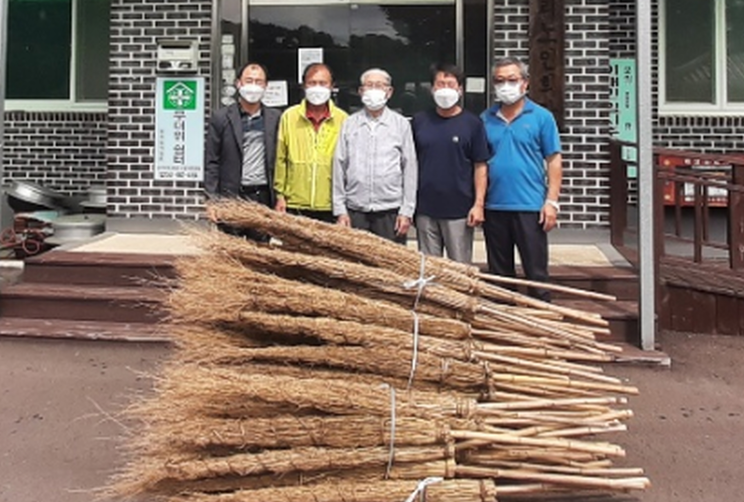 청양 정산면 조한복 옹 손수 만든 대비 200자루 기증1