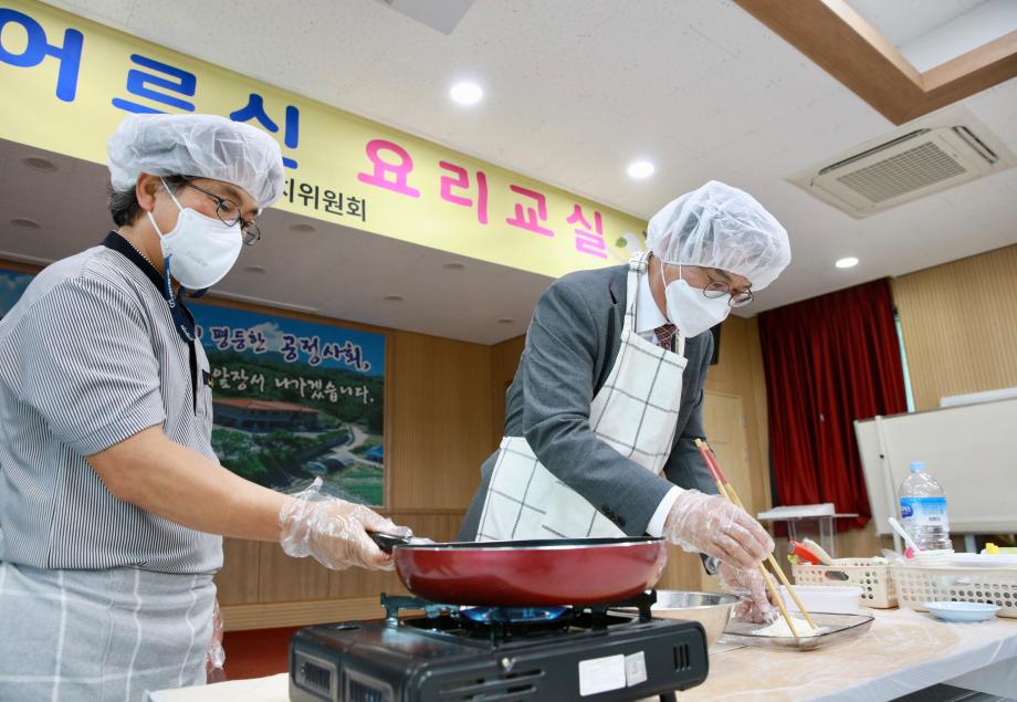 목면주민자치위 남자어르신요리교실20211012_171051297 (16)