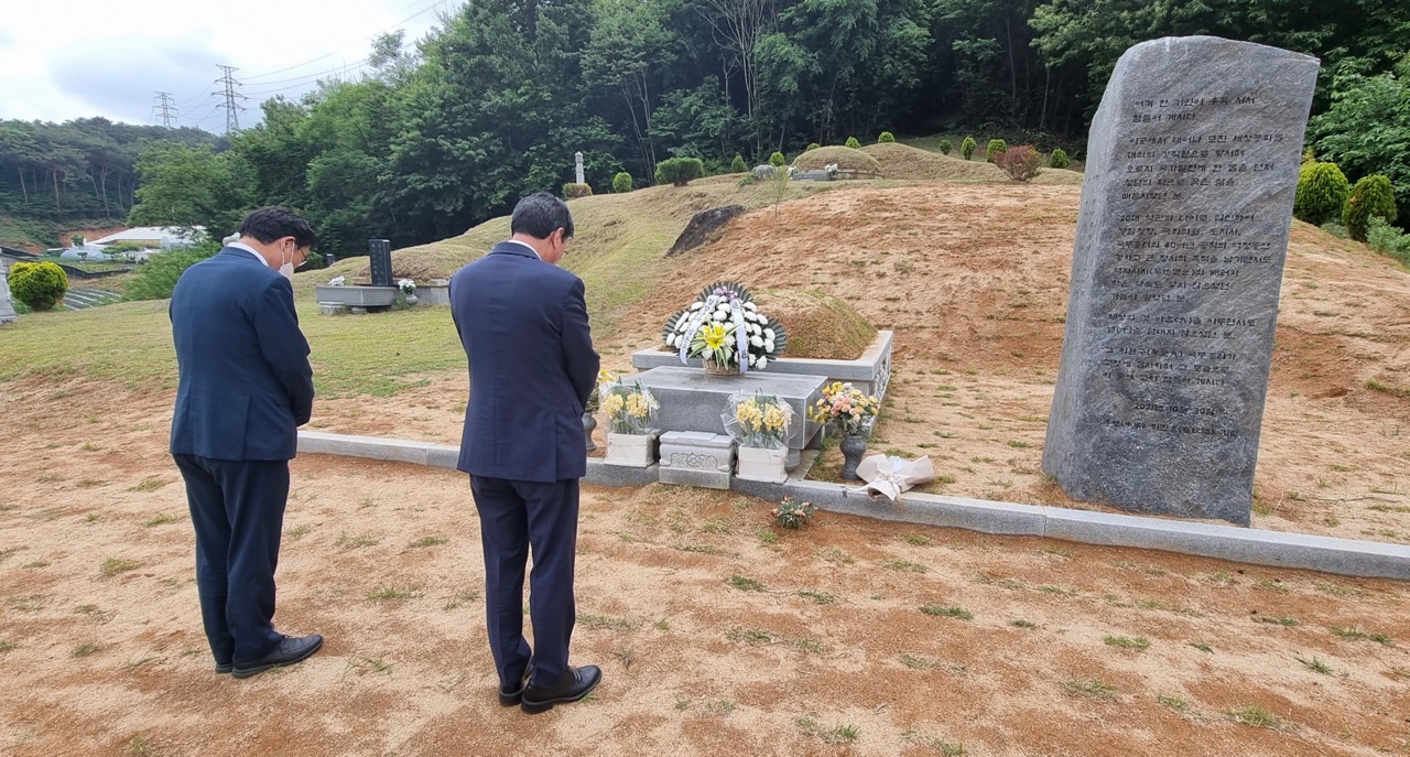 고 이완구총리 묘소 참배 (1)