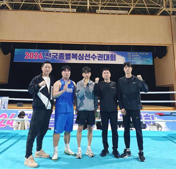 청양군 복싱팀(오른쪽부터 신범호 선수, 정수연 감독, 곽범서 선수, 박진훈 선수, 박관수 지도자).png