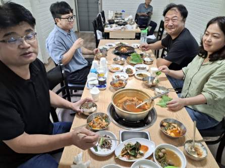 대치동태탕(직원).jpeg