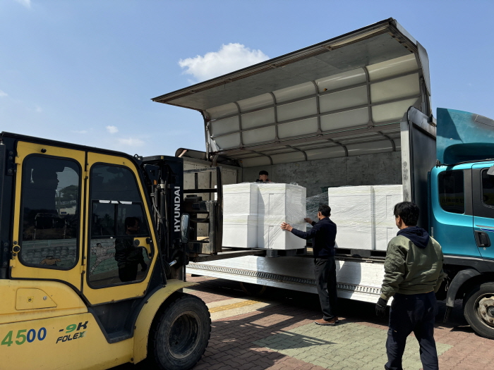 2. 맥문동연구회 경북 산불피해지역 맥문동 차 5000병 전달 (2)