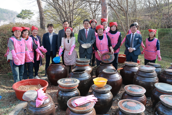 4. 한국생활개선청양군연합회 사랑의 전통장 ‘장 가르기’로 익어가는 이웃사랑.JPG