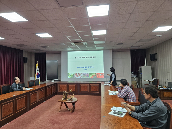 2. 청양군농업기술센터  딸기 재배농가 맞춤형 기술교육 실시