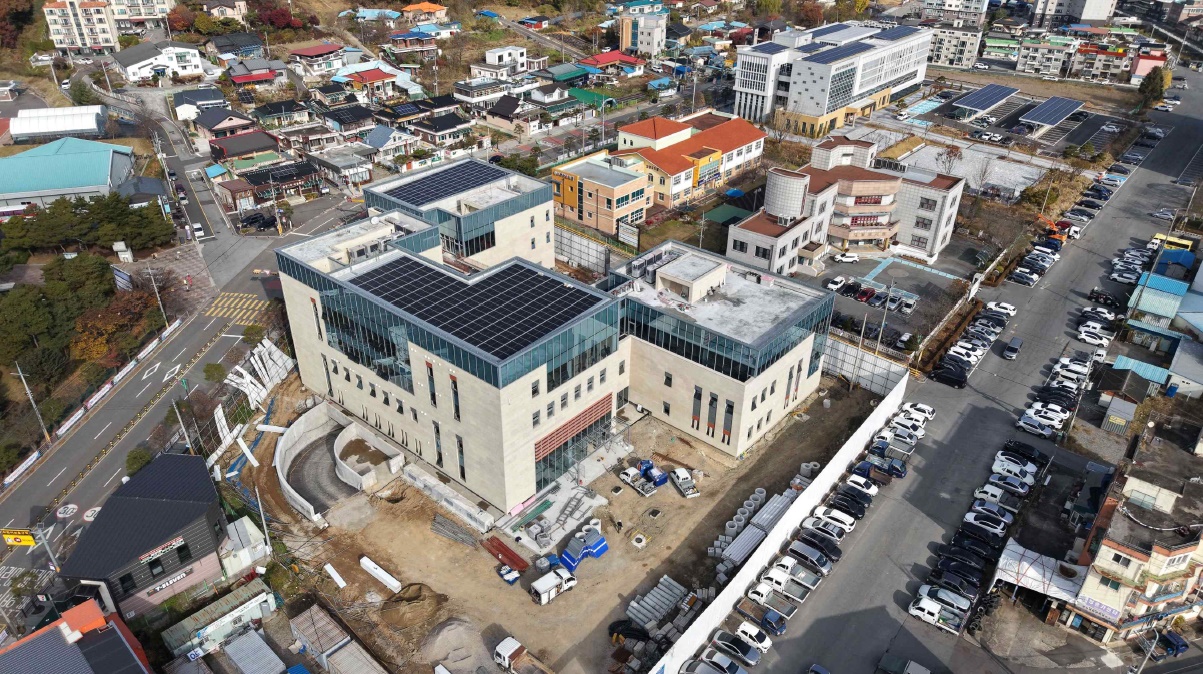 1. 청양군  가족문화센터·평생학습관 내년 3월 완공 앞두고 순조로운 추진… ‘전 세대 행복 플랫폼’ 실현한다(2-1)