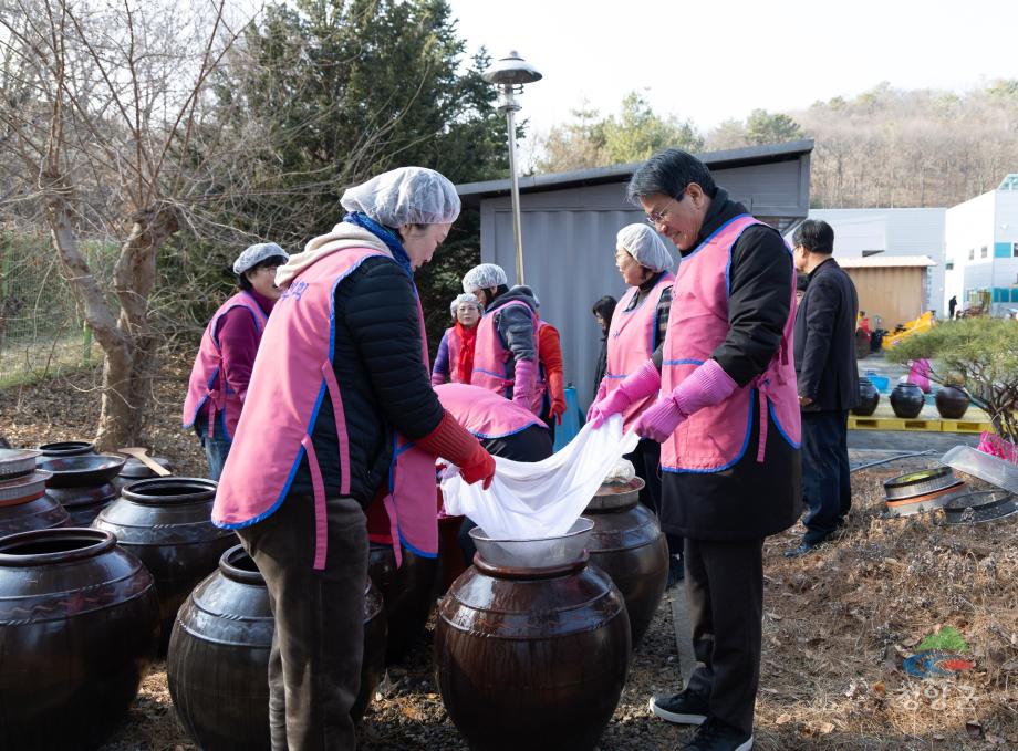 청양군 생활개선회 사랑의 장 담그기(3)