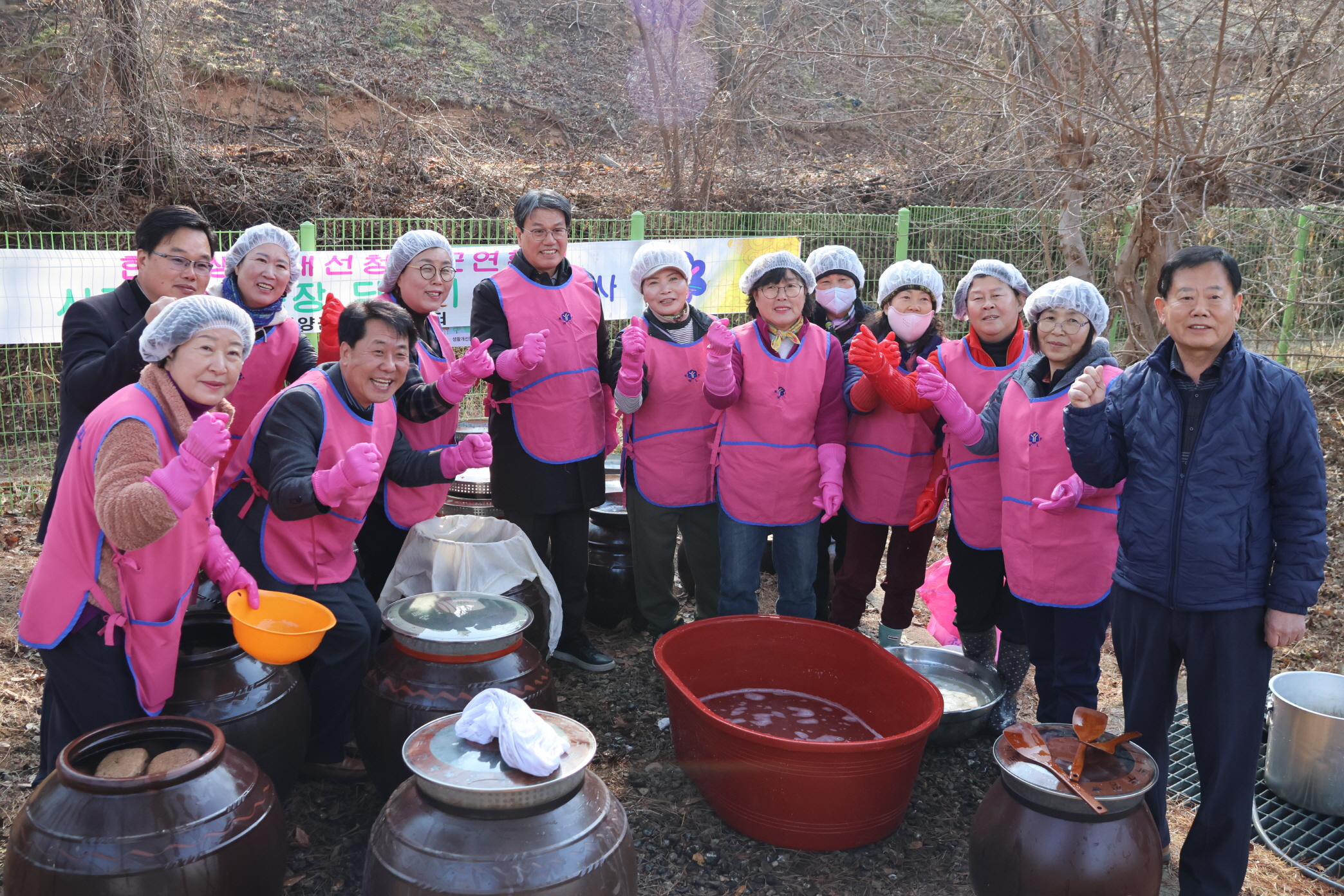 5. 한국생활개선청양군연합회  13년째 이어진 ‘사랑의 전통장’ 나눔(1).jpeg