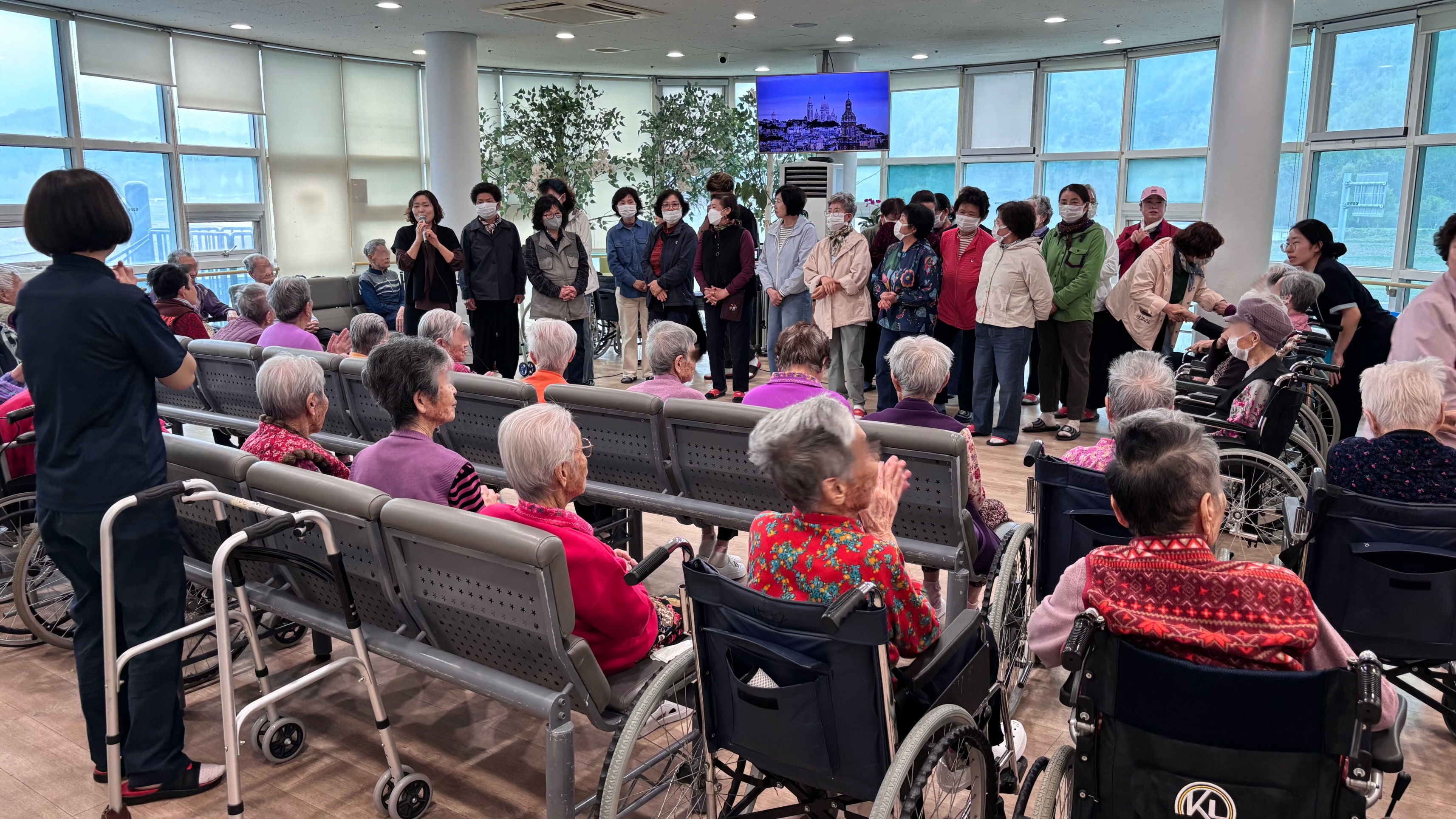 4. 청양군 농식품가공연구회, 요양원 어르신과 ‘따뜻한 봄날’ 나눴다(1-2).jpeg