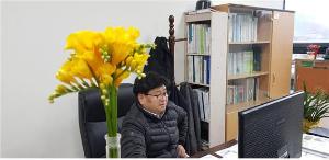 농업기술센터 사무실 책상에 꽃병 놓기 운동으로 일석이조의 효과
