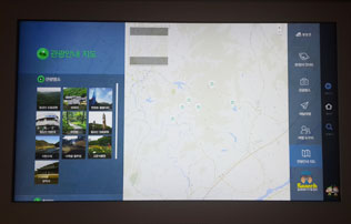 본관 1층로비에 설치된 디지털 3D 청사안내시스템의 관광안내지도 서비스 화면