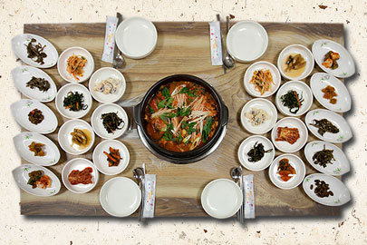 '참게매운탕과 12가지의 밑반찬