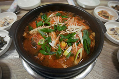 시래기와 함께 끓인 참게 매운탕