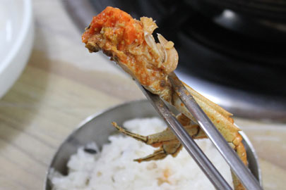 참게 매운탕에 살이 꽉찬 게다리