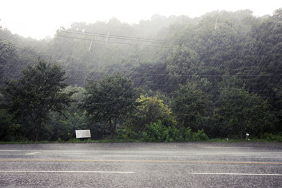 칠갑산 휴게소 앞의 비오는 풍경