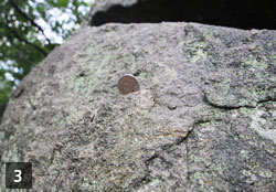 바위 위에 꽂혀있는 동전