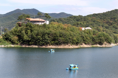 칠갑저수지의 고래배와 칠갑전망대