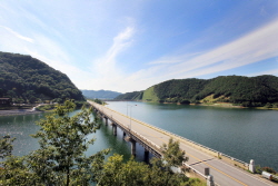 칠갑전망대에서 본 칠갑저수지와 칠갑대교 모습