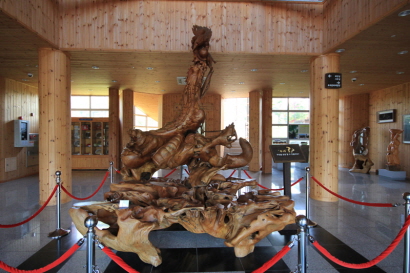 제목 무제의 목재문화체험장 로비에 설치된 작품 모습