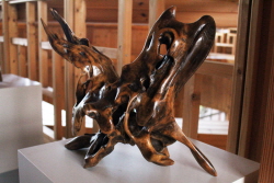 죽은 나무 뿌리를 소재로 한 작품