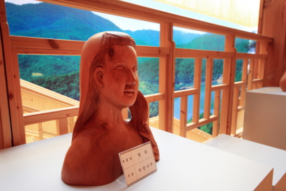 나무로 만든 여인의 얼굴 조각상
