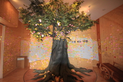 전시장내에 위치한 소원나무