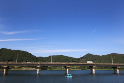 칠갑저수지에서 바라본 칠갑대교.