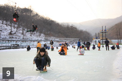 얼음썰매를 타며 즐거워하는 관광객들