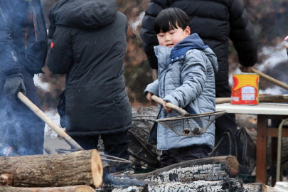 군밤을 굽고있는 어린아이